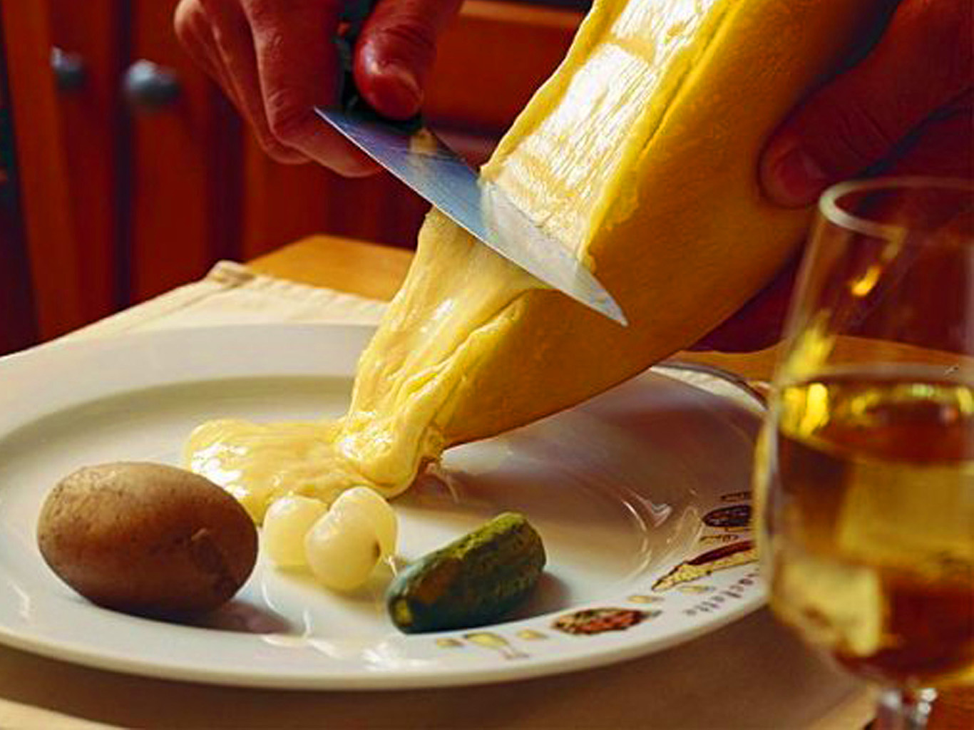 Raclette je v Savojsku populární stejně jako ve Švýcarsku 