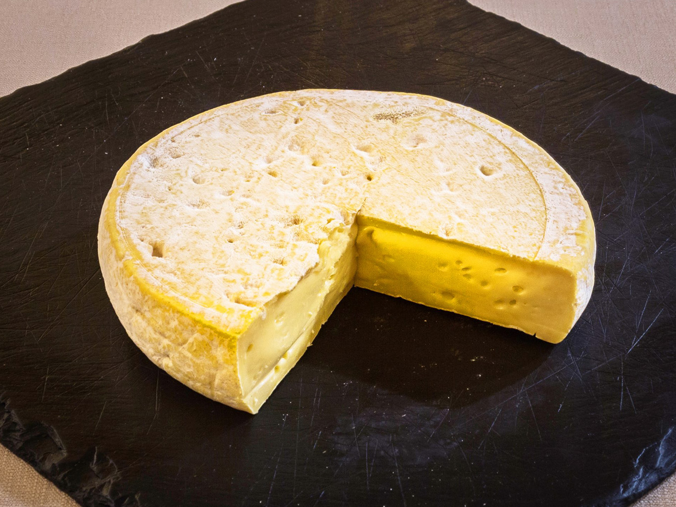 Reblochon je kravský krémový sýr oříškové chuti