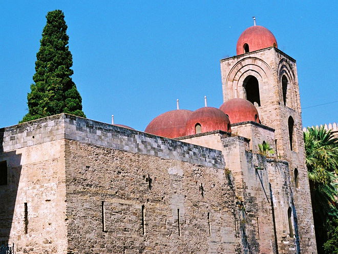 Kostel San Giovanni degli Eremiti dokládá arabský vliv v Palermu