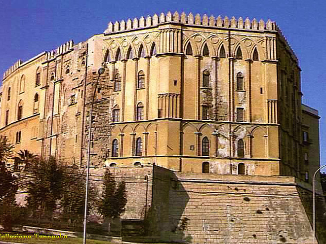 Palác Palazzo dei Normanni stojí na nejvyšším místě ve městě