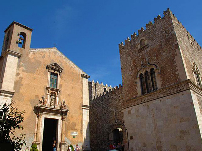 Palazzo Corvaia – středověký palác původně postavený Araby