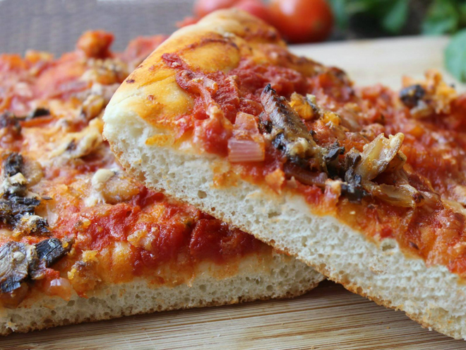 Pizza sfincione se vyznačuje tlustším těstem