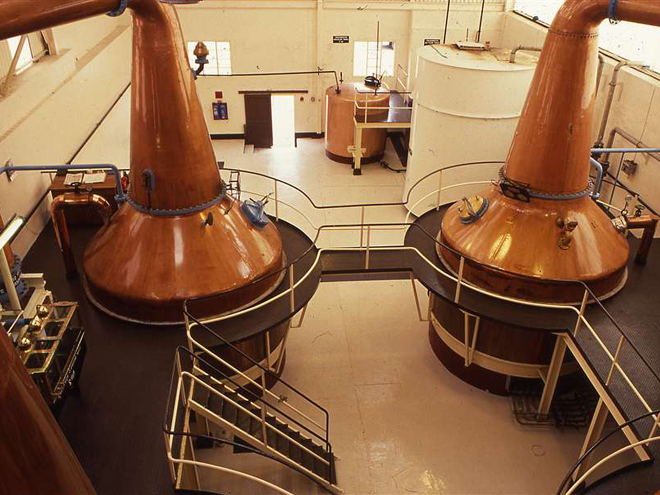 Měděné kádě na destilaci whisky