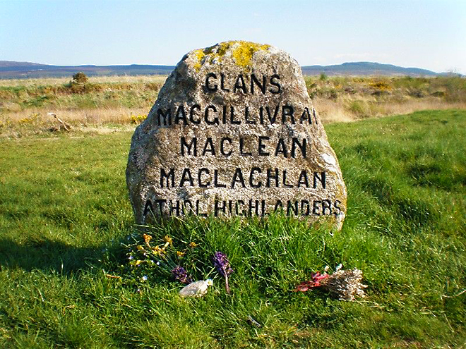 Jeden z náhrobních kamenů připomínající bitvu u Cullodenu