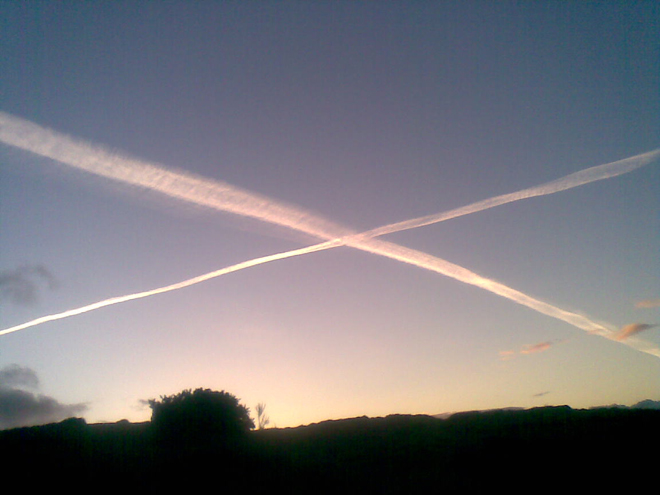 Letadla na obloze často vykouzlí skotskou vlajku: dva zkřížené bílé pruhy na modrém podkladu