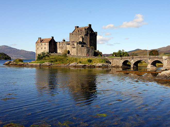 Hrad Eilean Donan leží u jezera Loch Duich