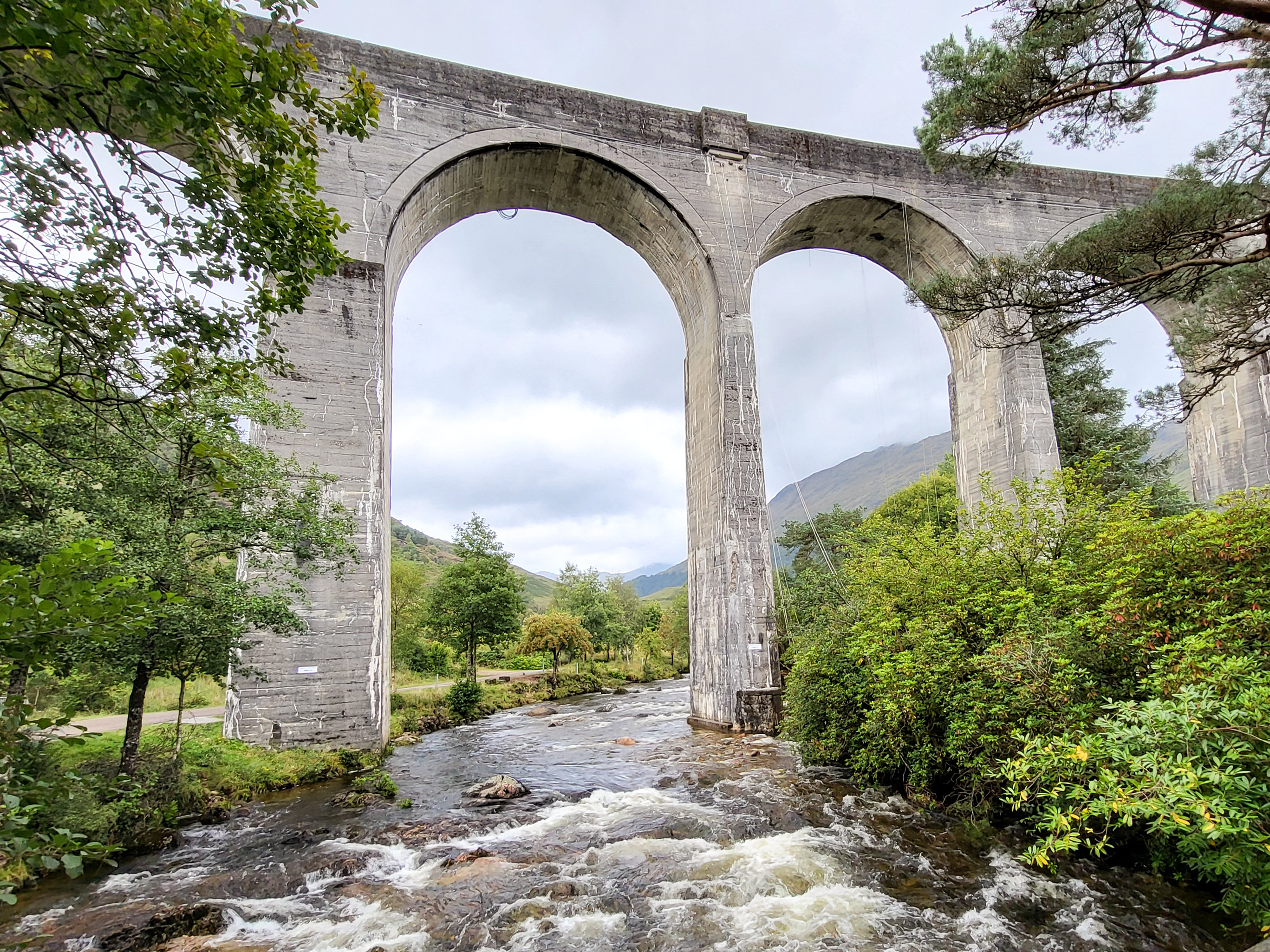 Viadukt Loch nam Uamh se klene 30 m nad řekou Finnan