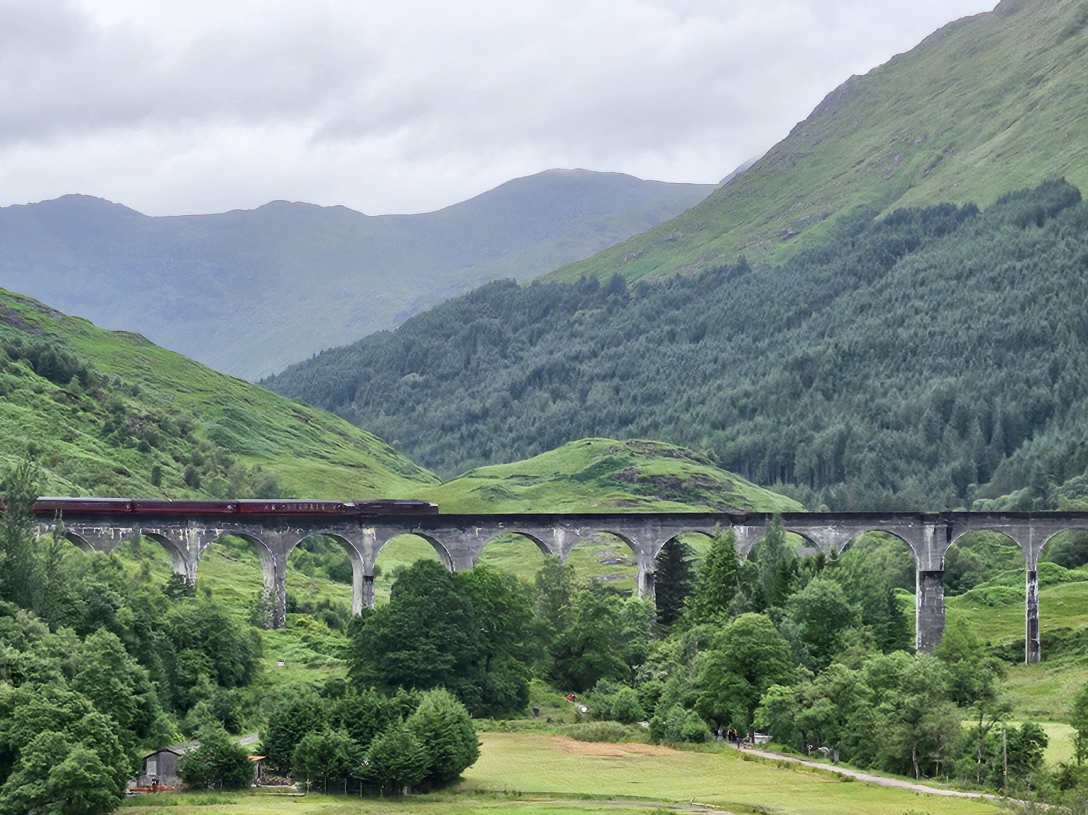Po železniční trati vedoucí po známém viaduktu Glenfinnan jezdí pravidelně turistický parní vlak