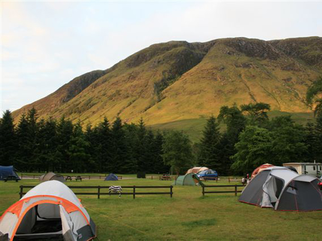 Kemp ve Fort William pod horou Ben Nevis