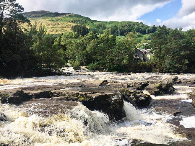 Řeka Dochart protékající vesnicí Killin tvoří sérii peřejí zvanou Falls of Dochart