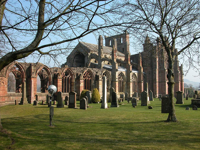 Opatství Melrose Abbey z 12. století