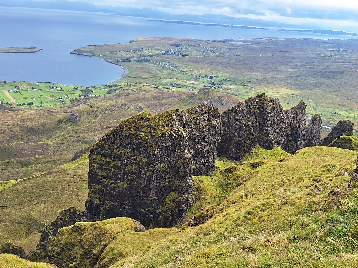 Výšlap podél skalních útvarů Quiraing v horském pásmu Trotternish