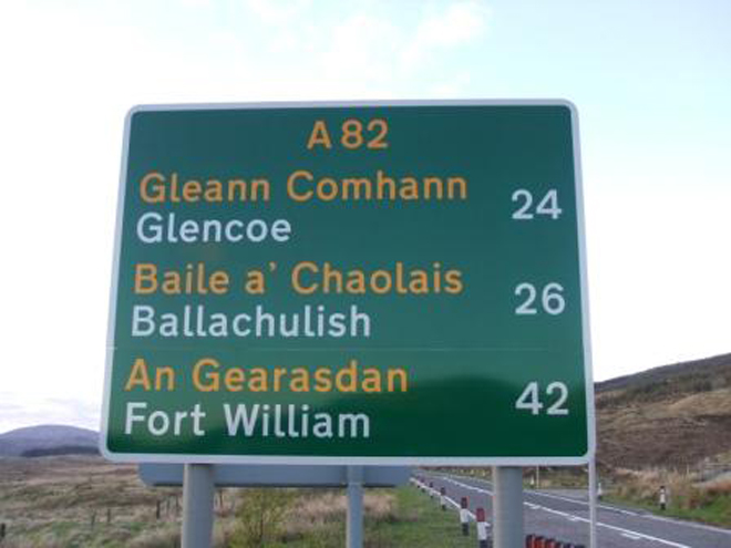 Silniční ukazatel v gaelštině