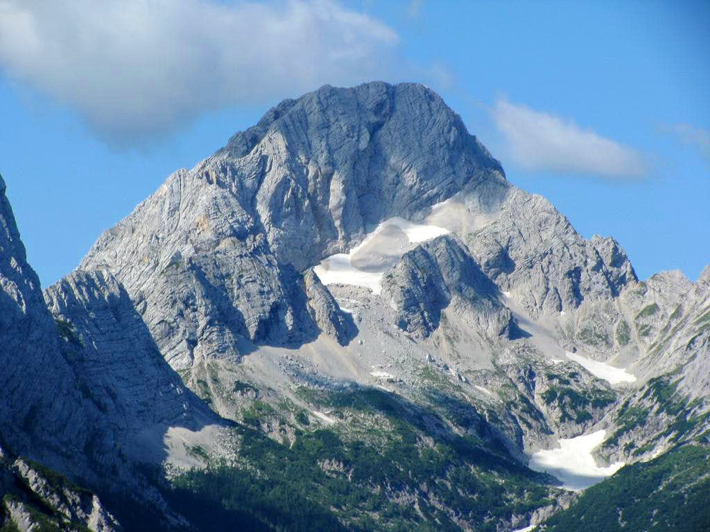 Skalní pyramida vrcholu Bavški Grintavec v Julských alpách