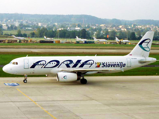 Jedno z letadel národní slovinské letecké společnosti Adria Airways