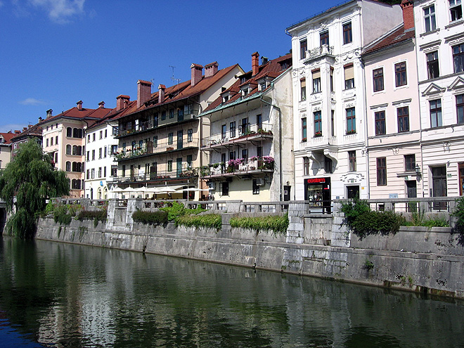 Domky na nábřeží řeky Ljubljanice