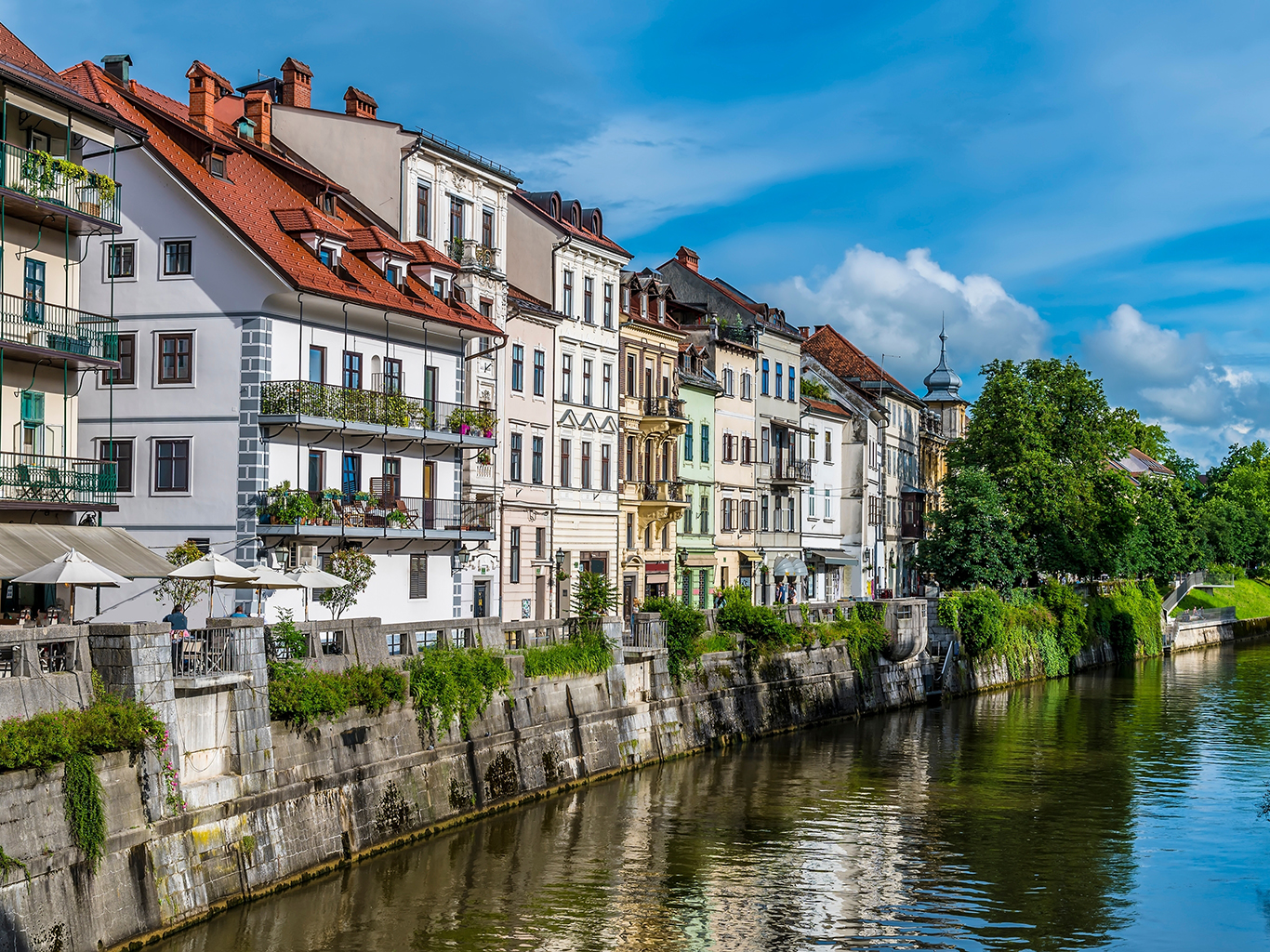Domky na nábřeží řeky Ljubljanice