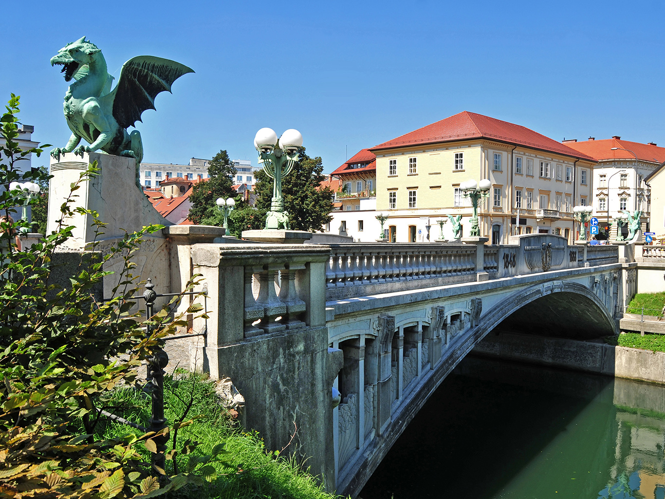 Sochy draků střeží Dračí most