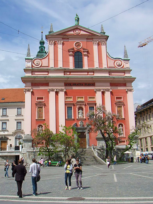 Barokní kostel Zvěstování tvoří dominantu náměstí Prešernov trg