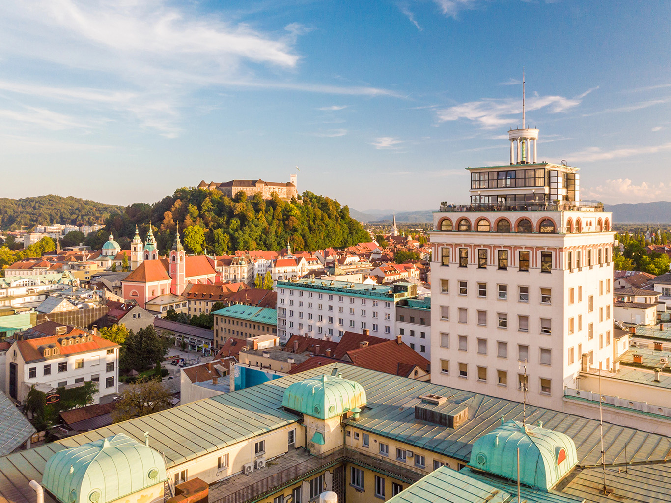 Nebotičnik v překladu znamená „mrakodrap“