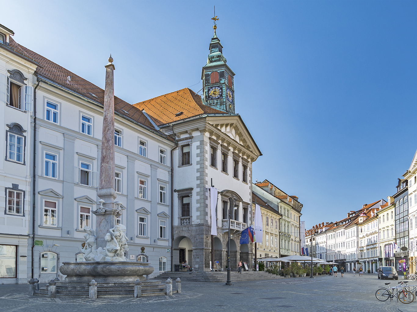 Budova radnice (Magistrat) leží na náměstí Mestni trg