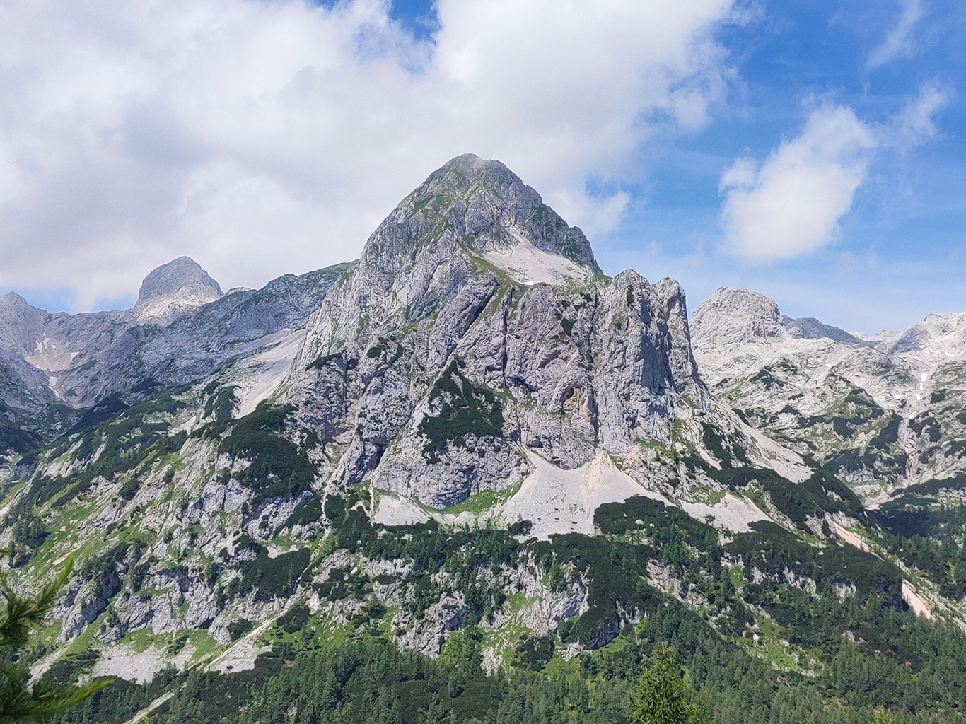 Pohled na Mišeljski vrh (2 350 m) z Vodnikova Domu