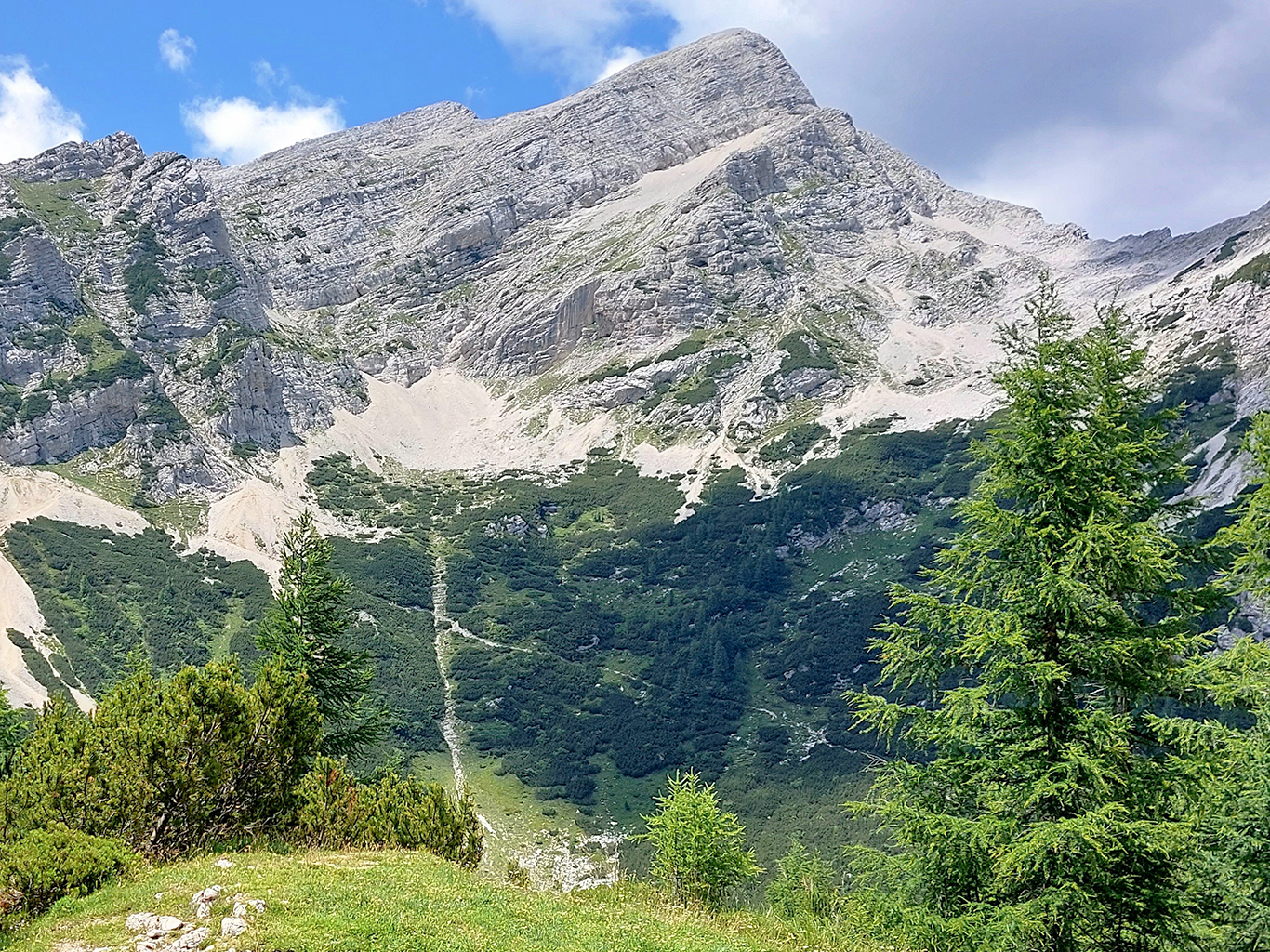  2 332 m vysoká hora Mala Mojstrovka