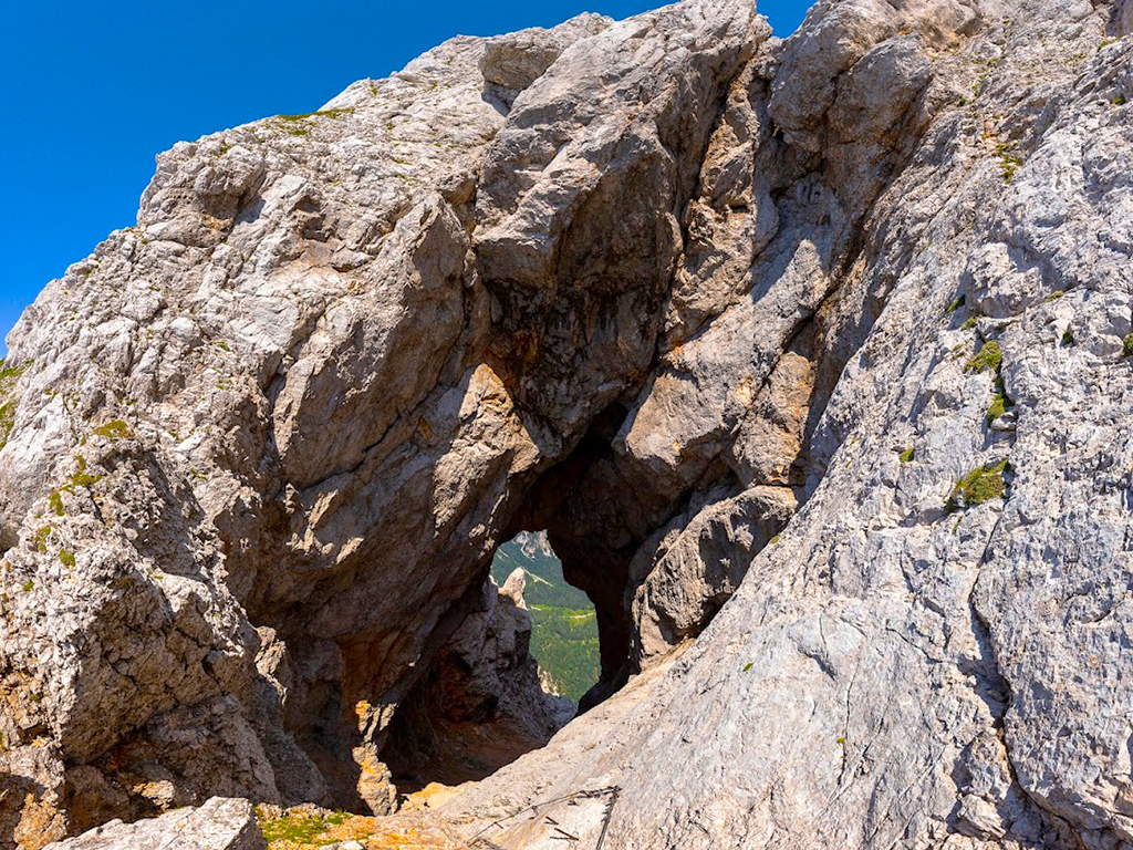 Prisojnikovo okno leží v nadmořské výšce 2 250 m