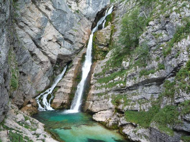 Říčka Savice s vodopády ve skalní stěně