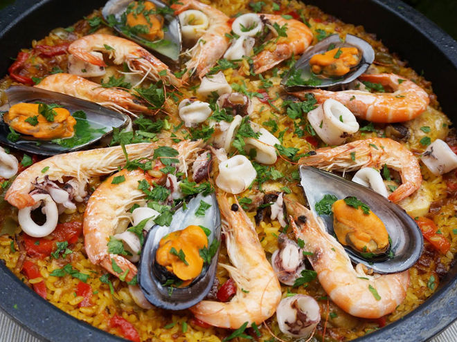 Paella s mořskými plody je oblíbená v celé zemi