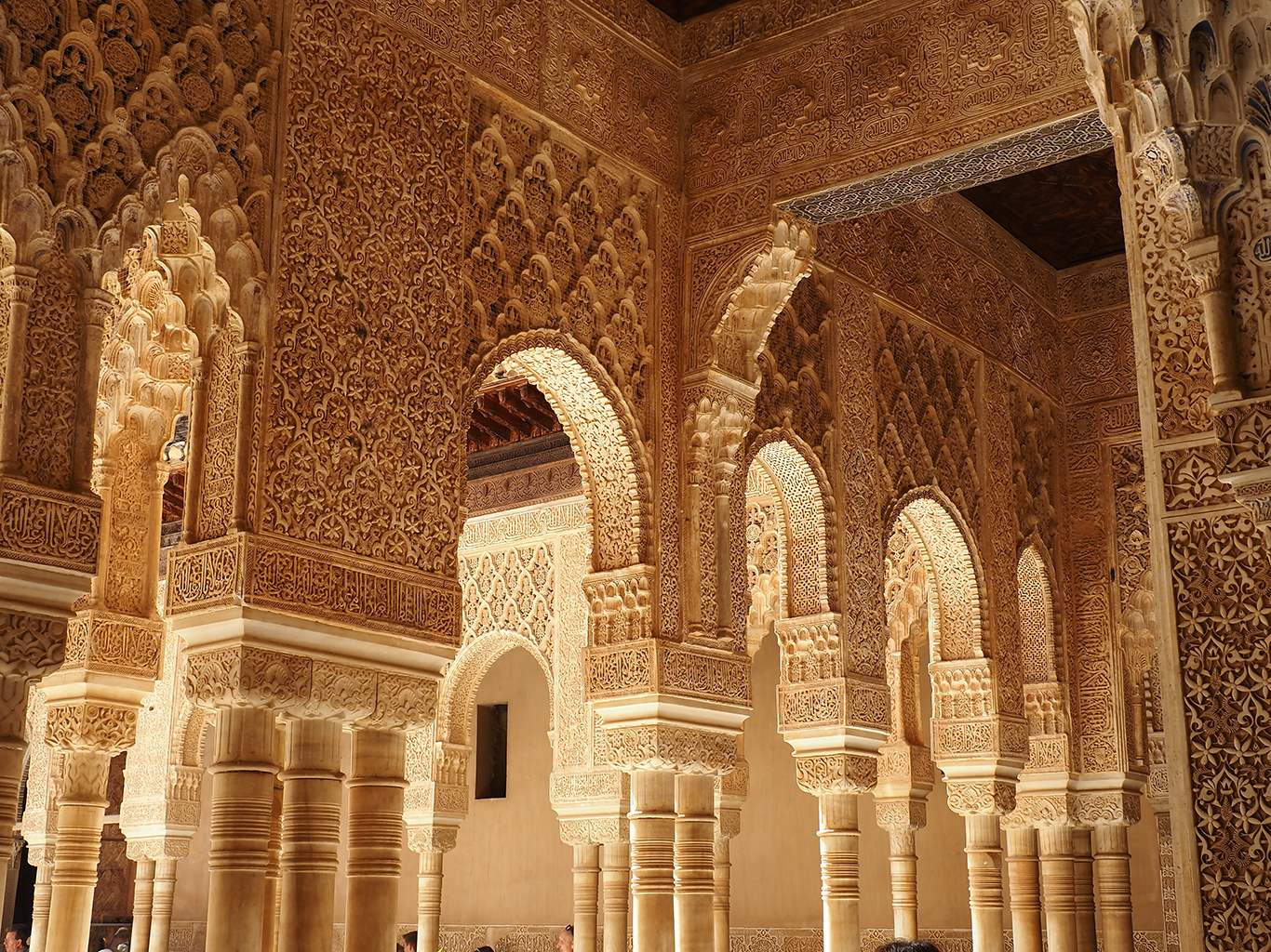 Ornamenty zvané muqarnas v paláci Alhambra v Granadě