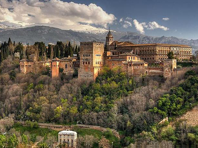 Palácový komplex Alhambra v pozadí s nejvyšší horou Sierra Nevada Mulhacén