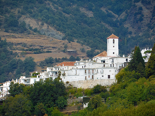 Vesnice v pohoří Las Alpujarras jsou zasazeny mezi horami