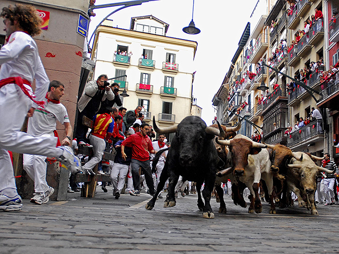 Běh s býky v ulicích Pamplony na svátek sv. Fermína