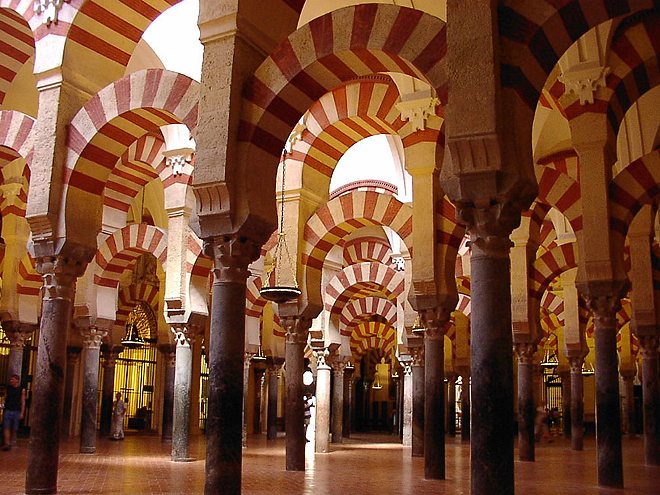 Sloupy v mešitě v Córdobě s několika oblouky nad sebou