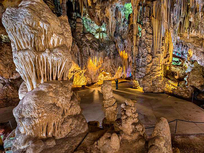 Jeskynní komplex Cueva de Nerja ve vápencových skalách v Andalusii
