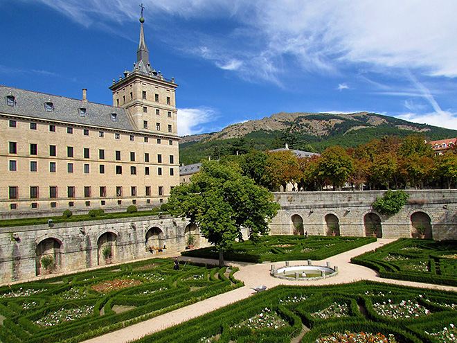El Escorial může rozlohou a komplexností konkurovat zámku ve Versailles