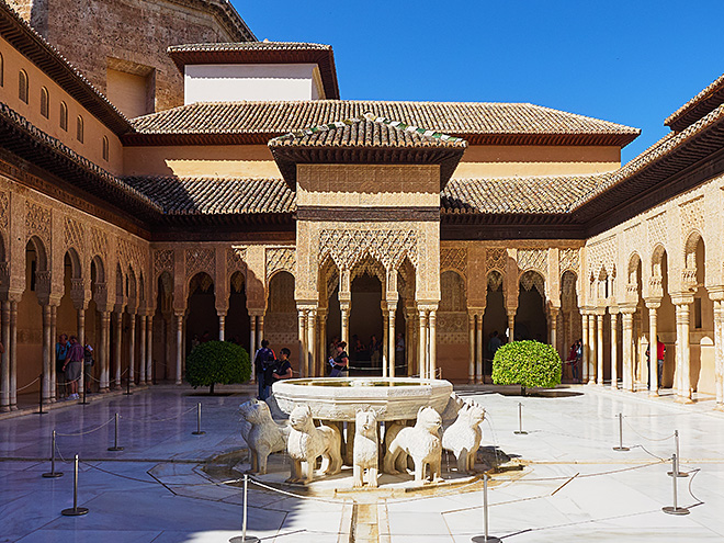 O bohatství jediného nezávislého muslimského emirátu na španělském území v 15. století svědčí palác Alhambra