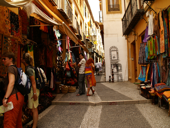 Nákupní ulička plná oblečení v Granadě