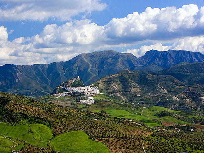 Krajina v krasové oblasti pod horským pásmem Sierra de Grazalema