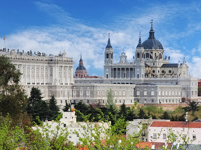 Královský palác s katedrálou Almudena v Madridu