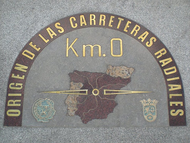 Ukazatel nultého kilometru zasazený v dlažbě na náměstí Puerta del Sol