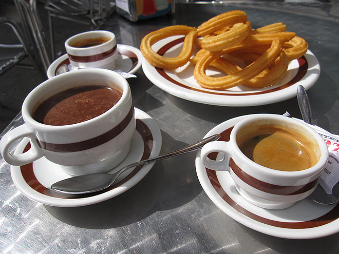 Oblíbená španělská snídaně – churros s kávou a čokoládou