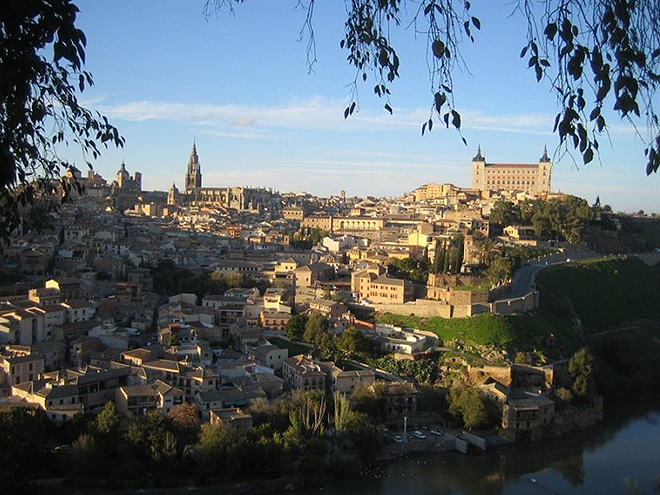 Toledo s pevností Alcazár a katedrálou z břehu řeky Tajo