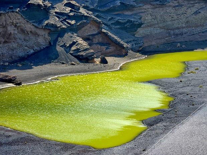 Zelená laguna s mořskou vodou v národním parku Timanfaya