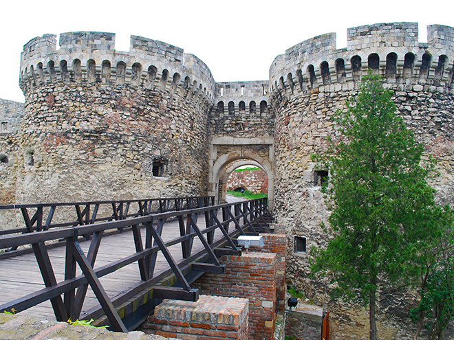 Pevnost Kalemegdan se tyčí nad soutokem Dunaje a Sávy