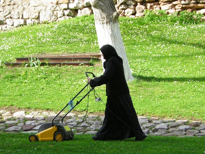 Upravování zahrady před pravoslavným klášterem