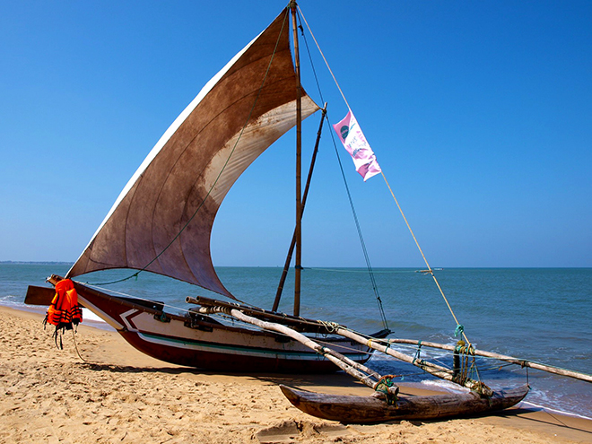 Na pláž Negomba každé ráno připlouvají katamarány