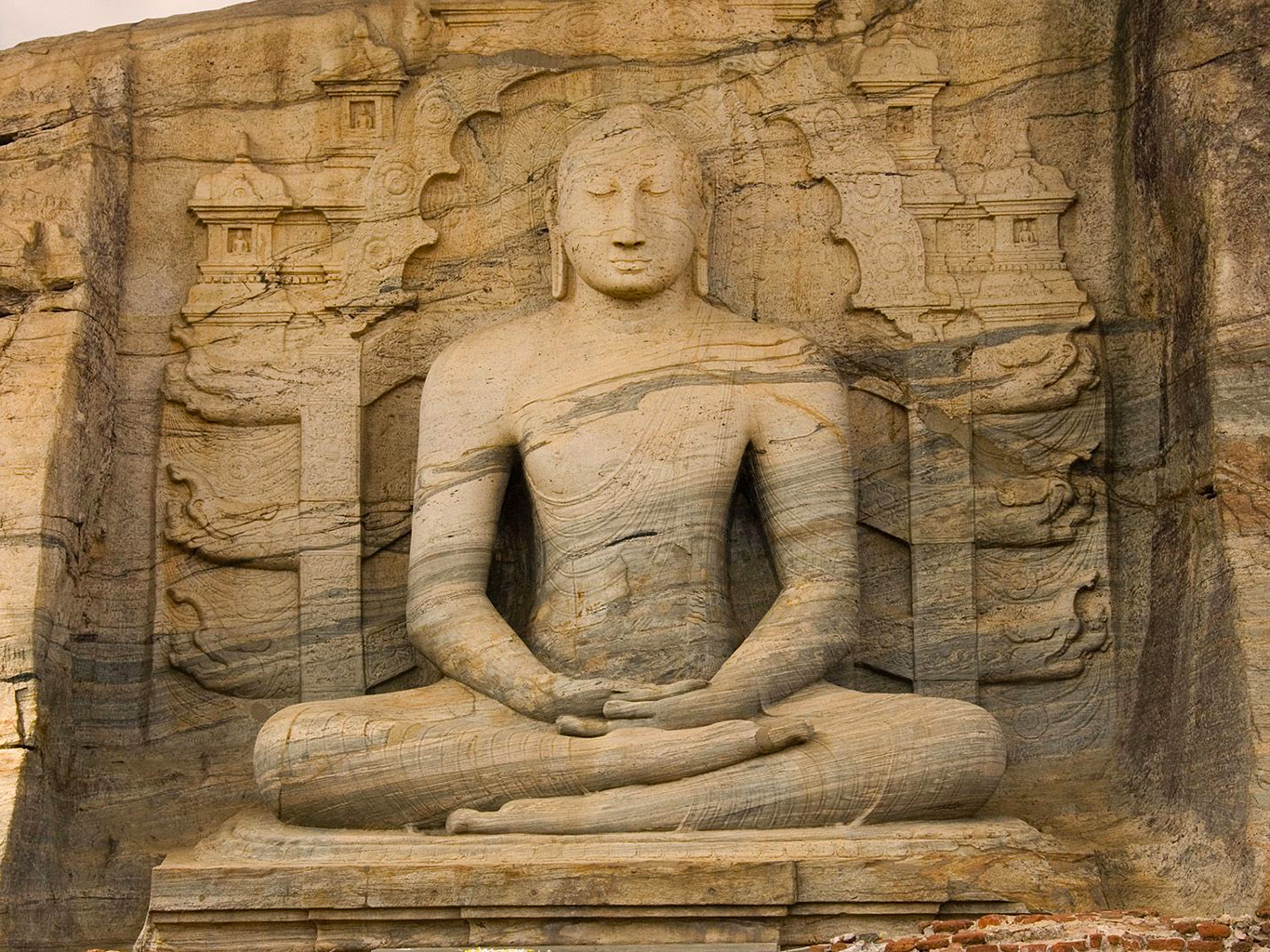 Skalní chrám Gal vihára se sedícím Buddhou v Polonnaruwě