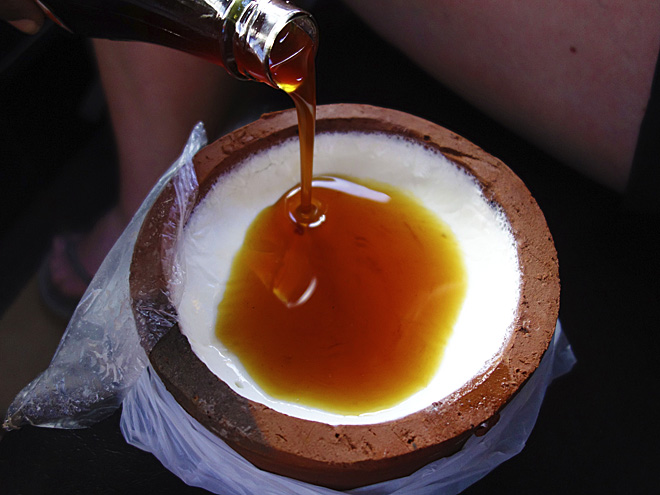 Curd – jogurt z buvolího mléka, často podávaný s palmovým sirupem